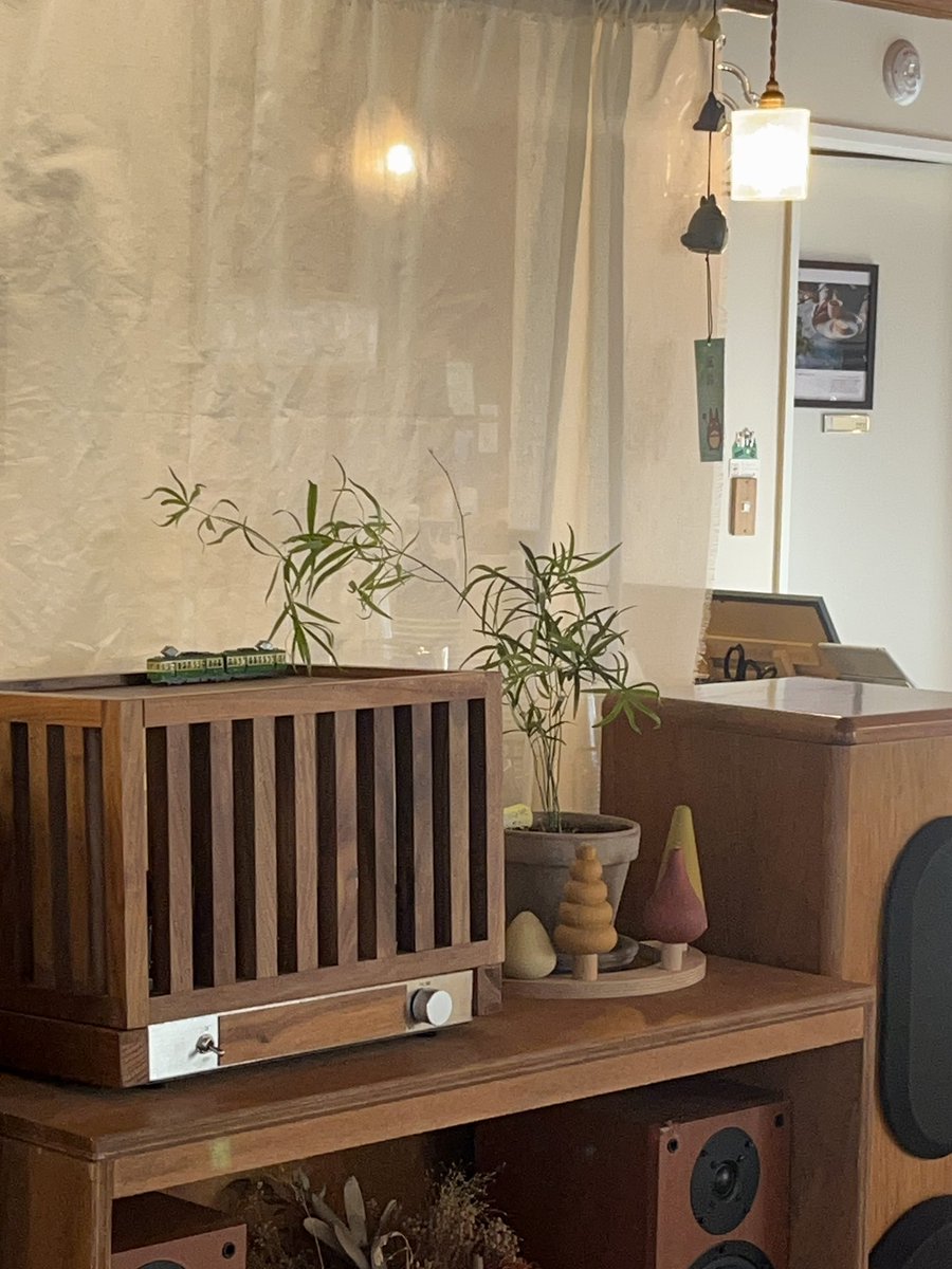 안녕하세요, 카페 후르츠 입니다 🎵

후르츠는 10시부터 (마지막 18:30)
추위를 피할 수 있는 따뜻한 공간으로 열어두겠습니다 🪵

이번 주 내내 굉장한 날씨가 이어진다고 하는데요,
건강을 빼앗기지 않도록 ••
페스츄리처럼 겹겹이 챙겨입고 나오셔요 !

어디서든 따땃한 하루 보내시길 바라요 🥐