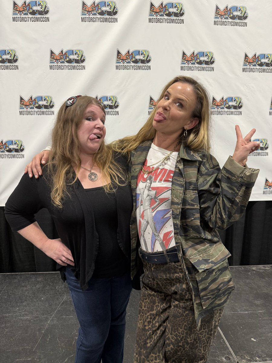 66vadergirl's tweet image. It was so much fun interpreting for Juliette Lewis, she was so quirky and down to earth. #JulietteLewis #beautifulhuman #ComicCon #ASL #interpreter