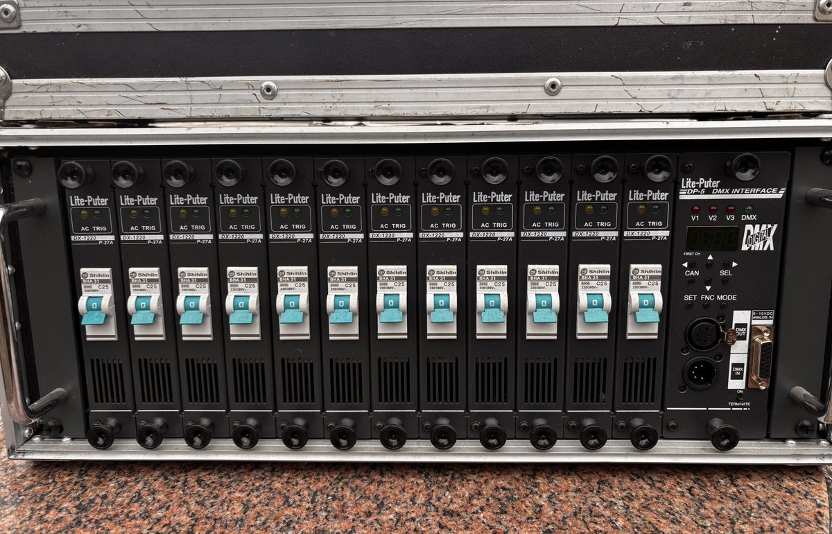 #舞台照明
  #機材販売 また機材放出します
LITEPUTER調光ユニット
DX-1220
6年前くらいに購入、現場使用回数
15回程度
本体美品、4Uケース、回路取り出しケーブルコネクタ（Ｔ）
ケースキズゴム足破損有りですが機能的には問題無し

希望金額10万円（交渉可能）
必要で有れば電源幹線短いの付けます