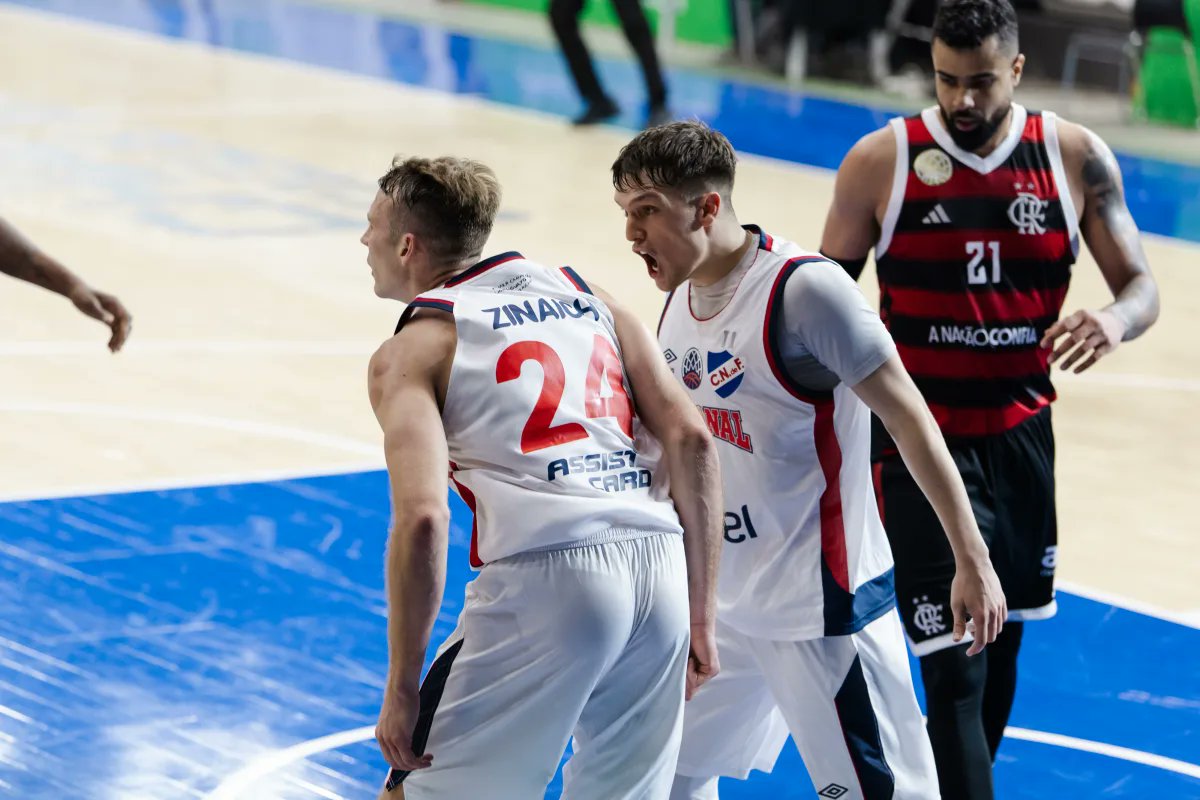 A falta de una ventana, Nacional se quedó con el grupo B de la <a href="/BCLAmericas/">#BCLAmericas</a> al arrollar a Flamengo, en Río de Janeiro, 95-76. Definirá de local en 4tos. Es el equipo uruguayo con más triunfos consecutivos en el historial FIBA/Consubasquet (10). Cosa seria.
Presenta <a href="/PortoSeguroUy/">Porto Seguro Uruguay</a>