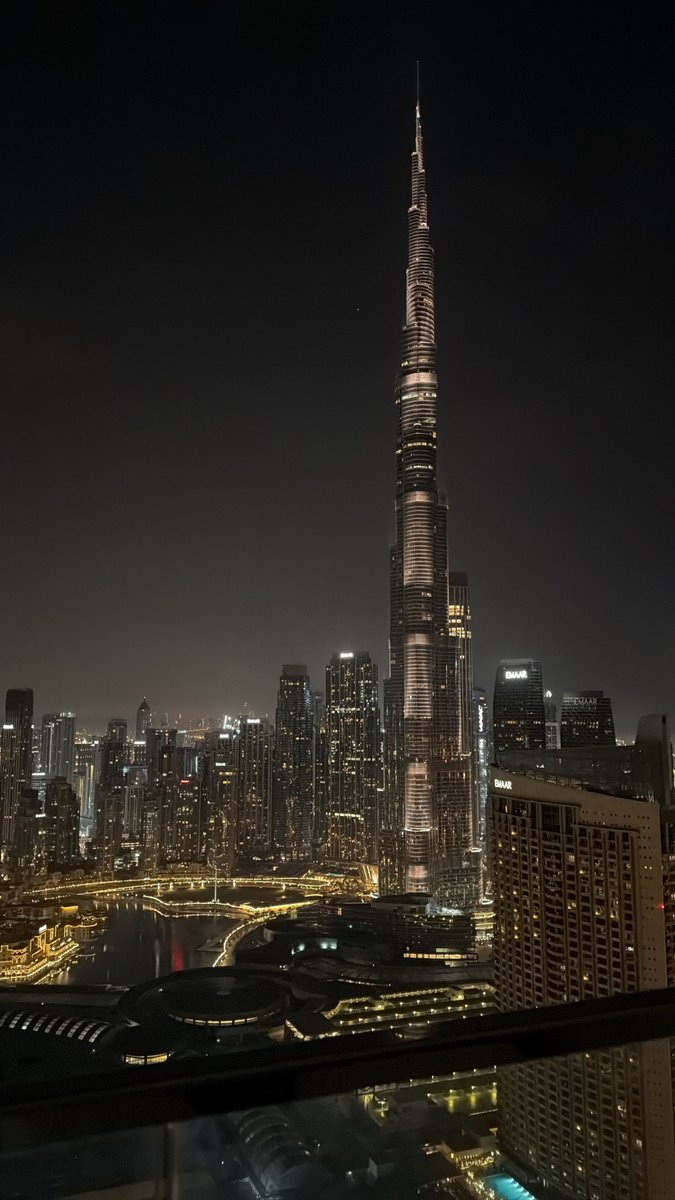 bqt_888's tweet photo. الكلام اللي بصدري له شهور وليال
لانويت أنطق حروفه يأنبني الضمير

وان كتمته خايف إنه يزيد الاشتعال
وسط صدرٍ كان جنّة وبعثرْه السعير 

الملاك اللي تربّع على عرش الجمال 
يوم بايعته على الحبّ خلاني أسير

انهزم له قلبي اللي مثِل شم الجبال
قلبي اللي مايهزّه كبير وْلا صغير

قمت أجدد له ولائي وانا مسرور بال
وحكمه أقسى من معزّي وموسى بن نصير

وكل يوم يدور في دايرة فكري سؤال
ليش حبيته لحاله وأنا حولي كثير

ياحفيدة من وطَت خيله رقاب الرجال
ف زمانٍ  يستميت الرجِل دون البعير 

أستبحتي دمّ معشوق عينك من( خلال
كلمةٍ ياليت قلبك قَبِلْها مستخير  

ليه ……… قلتي لي ان قربك محال؟
لو لعينك أجعَل (إ)مْن المحال انّه يصير