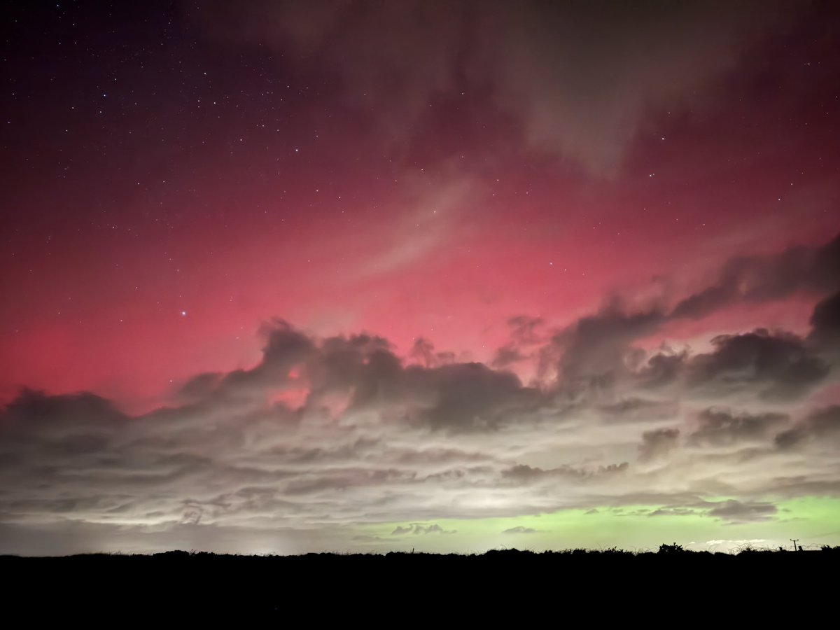 NiallHurley13's tweet photo. #northernlights #corkbeo #southerstarIRL #rteweather #MetEireann #Kinsale #astronomyireland #spaceweather #carlowweather
Incredible display this evening of the Aurora. Me and my youngest son, Donncha captured some of the display. Over our heads in bright green in stages. https://t.co/xFd0aOOvXG