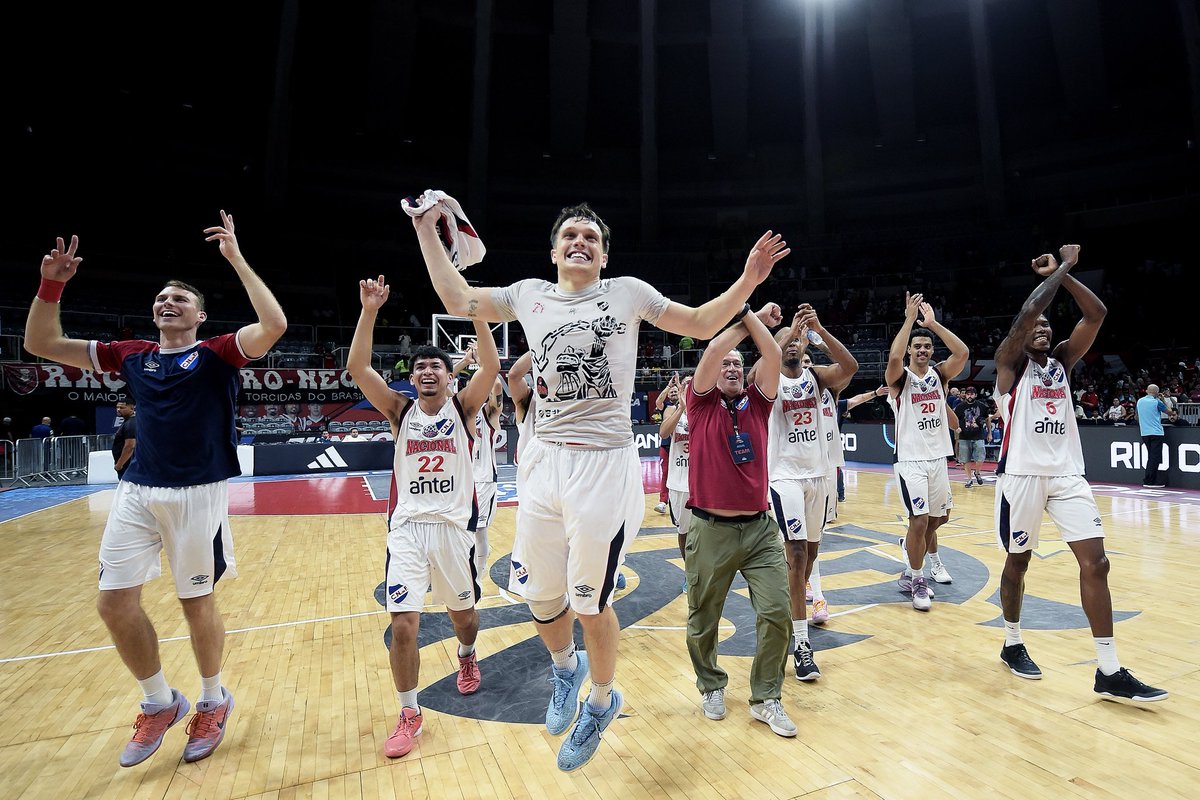 LUB_Uy's tweet photo. 🤯 ¡Locura de momento, @CNdeFbasketball! 

✅ Récord perfecto en @BCLAmericas 
✅ Clasificación 
✅ Primer puesto asegurado

#LaLiga🏀 https://t.co/sK14YqA82c