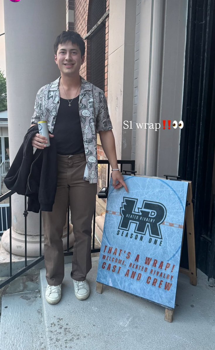 seifme_'s tweet image. Al parecer Connor no solo se quedó con la gorra de Hudson, sino también con una de sus camisas AGSJSHSH 

Chicas,  ESTO EN COREA SIGNIFICA SOLO UNA COSA