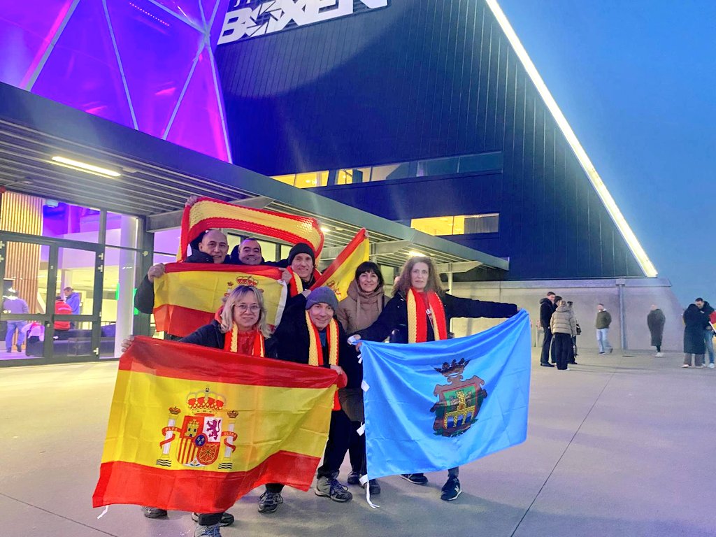 Diegoamartin13's tweet photo. 🟠 BALONMANO
🤾🏻♂️ El balonmano de las Tierras del Duero una vez más junto a los #Hispanos (@RFEBalonmano)
▶️ Varios aficionados y ex directivos de @bmvillaaranda, presentes en la fase final de @EHFEURO
▶️ Los #amarillos han vivido en el Jyske Bank Boxen de Herning 🇩🇰 la derrota ante Alemania (34-32)
🎦 https://t.co/7e2rNuPtVT