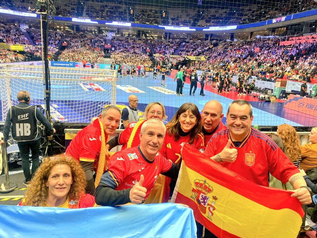 Diegoamartin13's tweet photo. 🟠 BALONMANO
🤾🏻♂️ El balonmano de las Tierras del Duero una vez más junto a los #Hispanos (@RFEBalonmano)
▶️ Varios aficionados y ex directivos de @bmvillaaranda, presentes en la fase final de @EHFEURO
▶️ Los #amarillos han vivido en el Jyske Bank Boxen de Herning 🇩🇰 la derrota ante Alemania (34-32)
🎦 https://t.co/7e2rNuPtVT