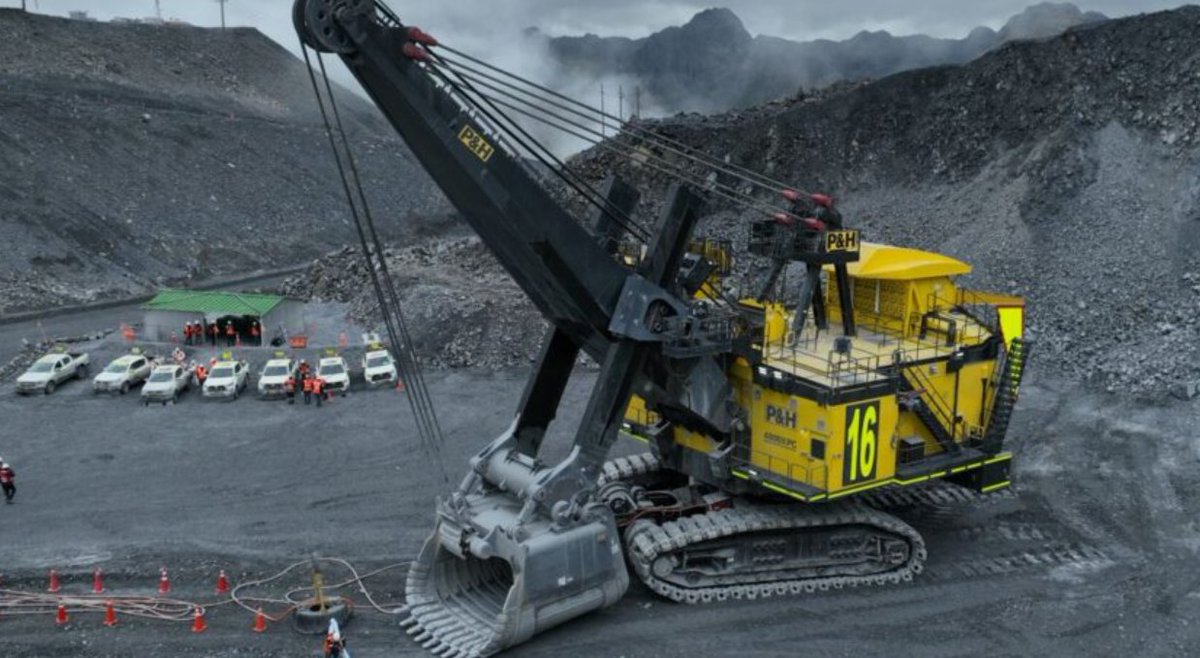 im_mining's tweet image. #Copper-#zinc miner @Antamina_Peru has reached a new milestone in its journey toward operational excellence by becoming the first &amp;amp; only mine in Peru to operate the world’s largest electric shovel - @KomatsuMining's  P&amp;amp;H 4800XPC shorturl.at/a6Sc9