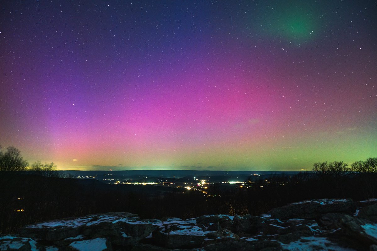 sambrandt99's tweet photo. Red, green, blue, and proton aurora all at the same time https://t.co/a0EmDRByGP