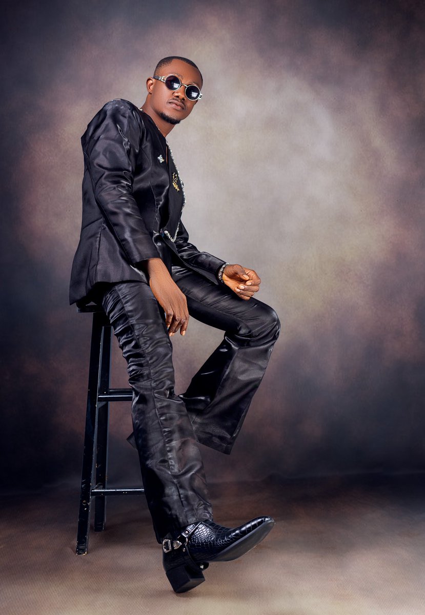 flasciousflash's tweet photo. May Allah  grant all our plans and projects this 2026🙏
I called this a year of takeoff!
2000 and way flash style u pack style.

#suit: Hismasterpiece collections&amp;styling
#styledbyme
📸: Pixels https://t.co/TU6tiKvex6 
#wayflashstyleupackstyle https://t.co/qE9apA1DUS