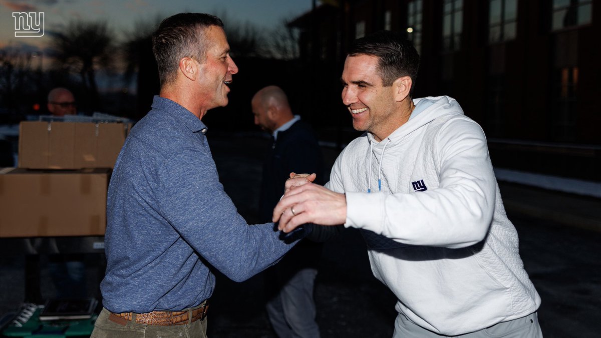 Giants's tweet photo. Fired up 🤝 https://t.co/3Cr12JPgue