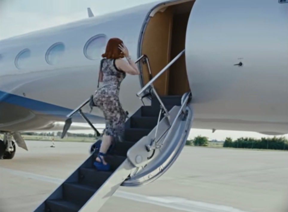 spiceclarity's tweet photo. oh nothing just ice spice and her PRIVATE JET https://t.co/E8LJ2cRV7M