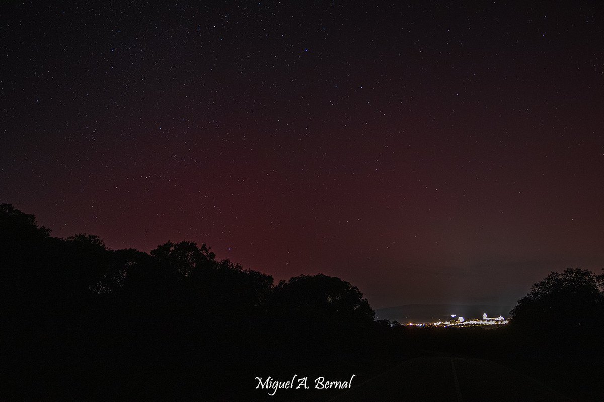 miguefores's tweet photo. Hoy San Sebastián se ha podido📸 ver una #aurora boreal en Ciudad Rodrigo #Salamanca 🌄
Comparto imágenes⬇️
https://t.co/9WOwoMbDeE
Los Rincones Forestales y Dehesas de la comarca se han teñido de tonos rosados, dejando un 🌌cielo espectacular.
#auroraboreal 
#meteo 
#Naturaleza https://t.co/wUZA8OR5z0
