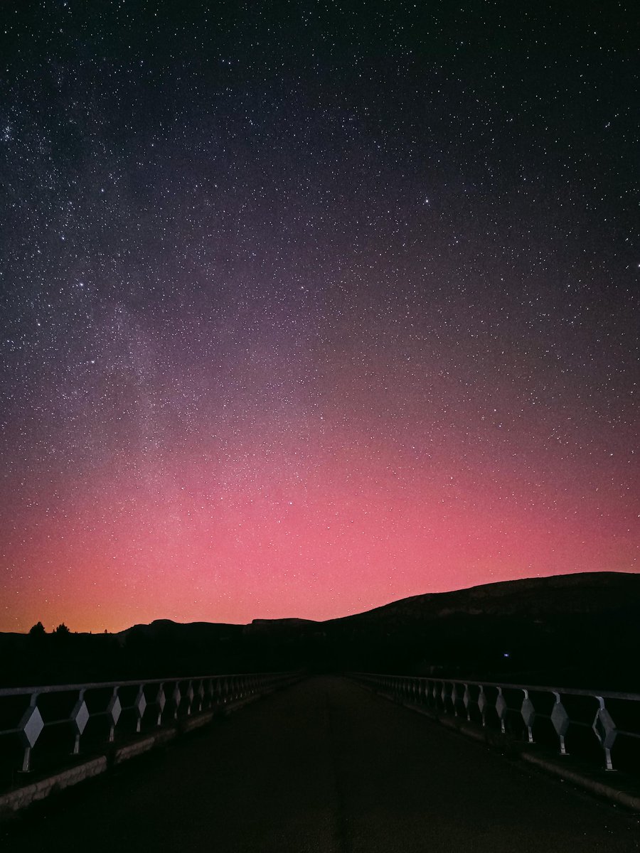 MeteOrihuela's tweet photo. ¡Otra vez! Increíble, pero cierto. Esta madrugada (20/01/2026), #AuroraBoreal junto al Embalse de La Risca, #Moratalla (#Murcia). En las últimas horas, el Sol ha emitido una potente llamarada y una eyección de masa coronal, provocando este fenómeno. Imagen: Antonio Sevilla. https://t.co/TUkgVIsooR