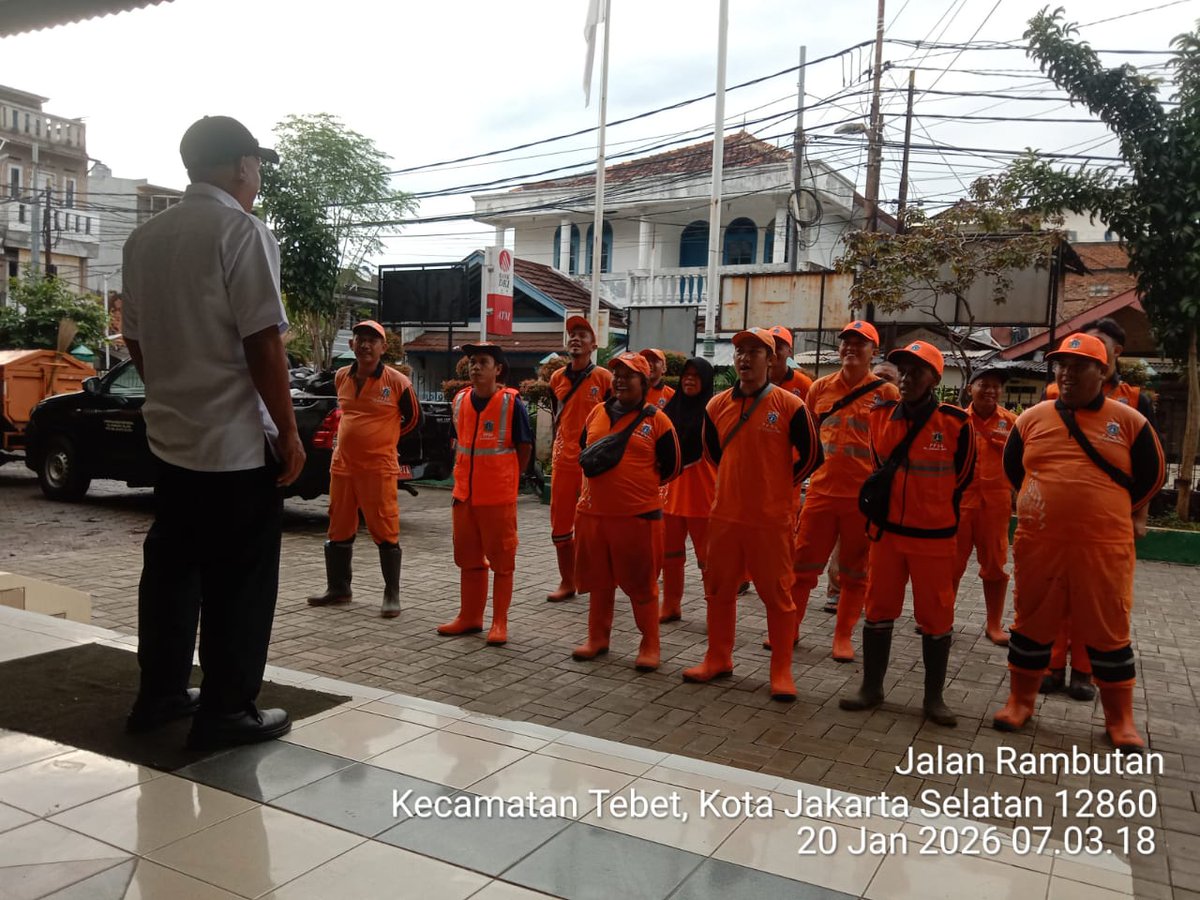 mang_sel's tweet photo. Kegiatan Apel Pagi PJLP PPSU Kelurahan Manggarai Selatan dengan arahan tugas dan penyampaian informasi kegiatan oleh PPPK PW Bp. Agus Tomi di halaman Kantor Kelurahan - Selasa, 20 Januari 2026. https://t.co/emwPojZApV