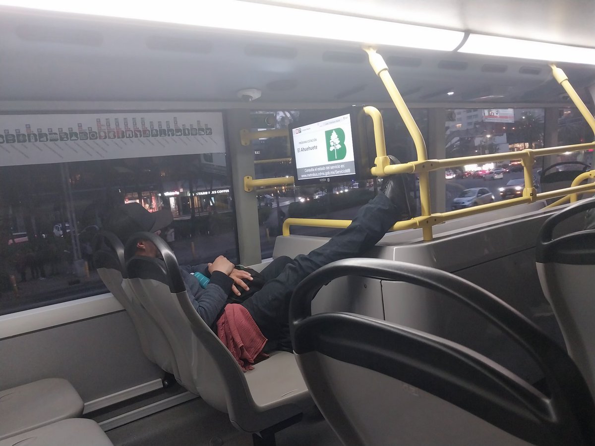 Oye <a href="/MetrobusCDMX/">Metrobús CDMX</a> hay un sujeto sin educación en la unidad 907 ruta 7 dirección campo Marte