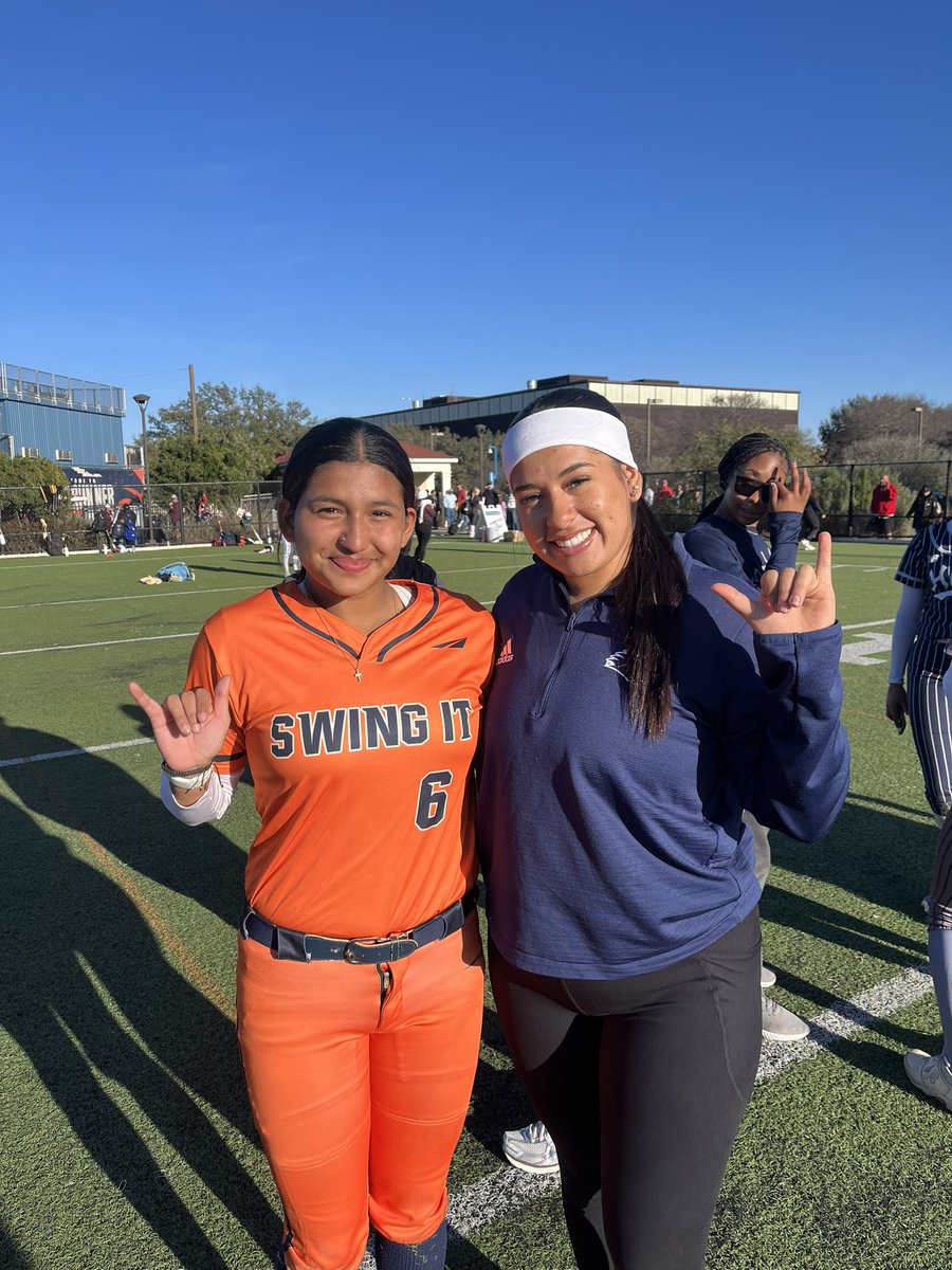AnnaliseGo2028's tweet photo. Had a great time at the UTSA pitching and Elite prospect camp! I got some great instruction and met some great players. Go birds! @Slksoftball @UTSASoftball @BlissFastpitch #SwingItFastpitch https://t.co/x9WBFyE88x