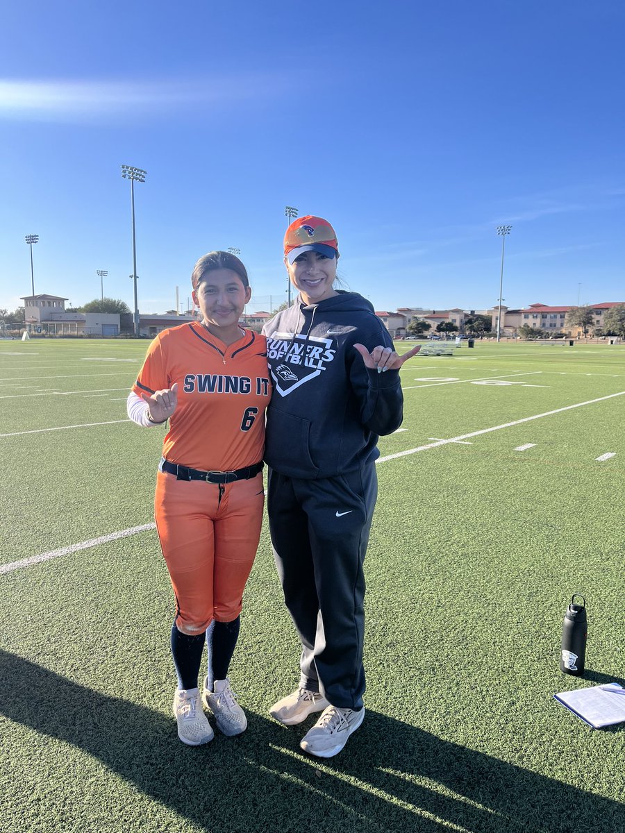 AnnaliseGo2028's tweet photo. Had a great time at the UTSA pitching and Elite prospect camp! I got some great instruction and met some great players. Go birds! @Slksoftball @UTSASoftball @BlissFastpitch #SwingItFastpitch https://t.co/x9WBFyE88x