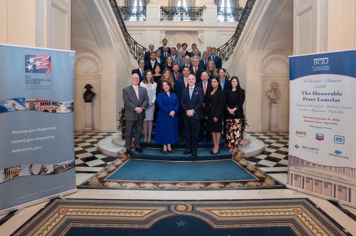 USAmbassadorARG's tweet image. Las sólidas relaciones entre 🇦🇷 y 🇺🇸 se construyen a partir del diálogo genuino. La visita de @BCIU a Buenos Aires abrió un espacio para conversaciones francas sobre las prioridades de la Argentina, sus oportunidades y los desafíos que marcarán los próximos meses.
