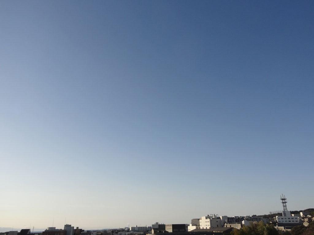 【2026年01月20日09時の空】日立市役所は、快晴です。冬型の気圧配置となりますが、寒気などの影響があるため、今日の日立市は、晴れますが、雲が広がる時もある見込みです（市役所での最高気温８℃）。明日は、晴れ時々曇りの予想です(最低気温マイナス３℃、最高気温６℃）。#日立市天気