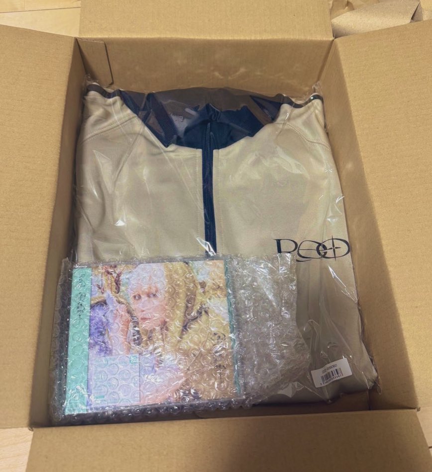 さっそくフラゲ来た ジャージ可愛いな☺️ CD聴くか…ねっ！ #Reol美辞