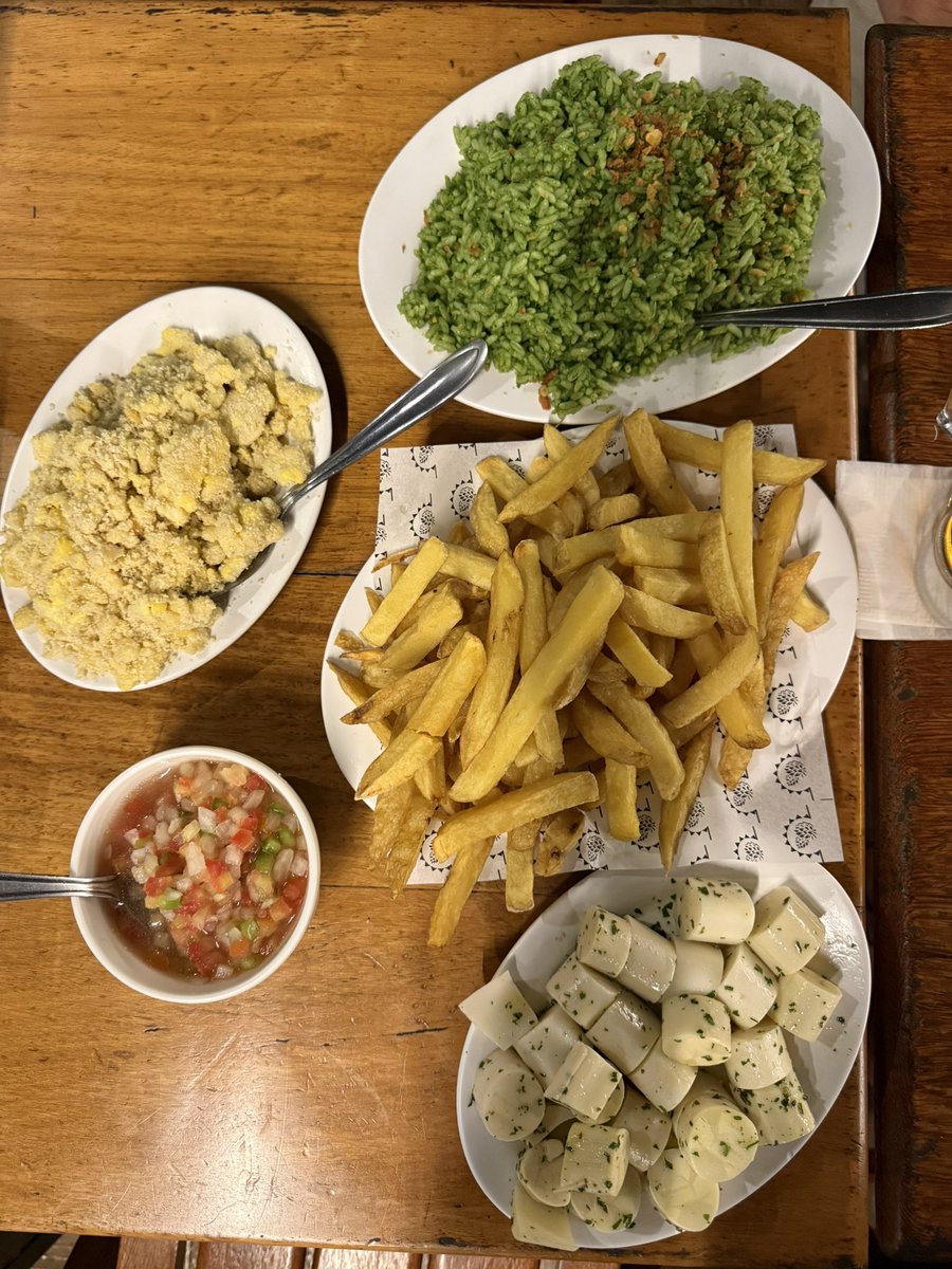 lutitravelguide's tweet photo. No tiene sentido lo que son TODAS las guarniciones de un plato de carne en Brasil https://t.co/rlNwRgdyUt