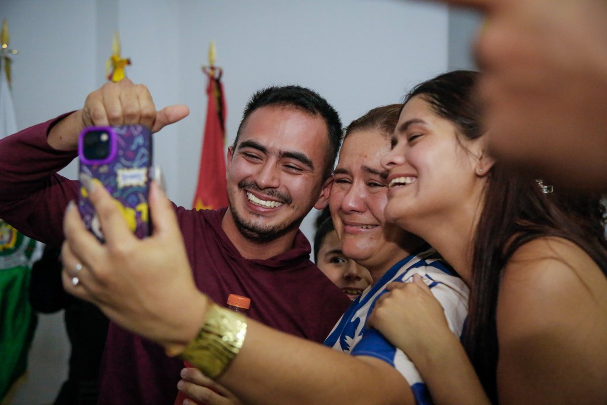 ¡𝗡𝗨𝗘𝗦𝗧𝗥𝗢𝗦 𝗣𝗢𝗟𝗜𝗖𝗜́𝗔𝗦 𝗥𝗘𝗚𝗥𝗘𝗦𝗔𝗡 𝗔 𝗖𝗔𝗦𝗔!

Hoy informamos al país la liberación de cinco policías, quienes permanecían privados de la libertad desde el pasado 6 de enero, tras haber sido interceptados y secuestrados de manera ilegal, irregular e inhumana