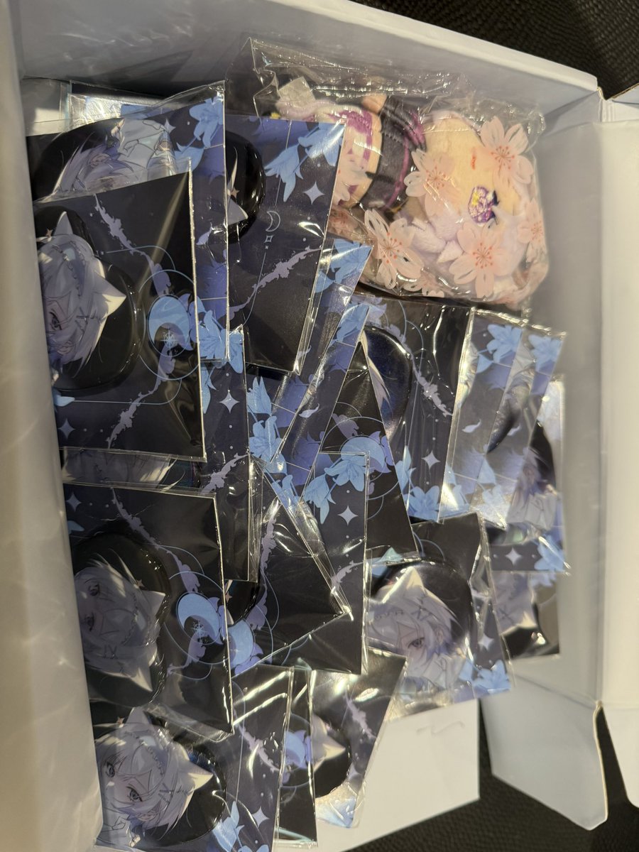 OmnitheSmore's tweet image. *surprise package knocks on my door*

I can’t believe SO MUCH fit inside that tiny box 😭🔥 was worth the wait!!! 

Time to put all responsibilities aside and start working on what I need for the itabag(pack) 
 
#lunalorrain #soululus