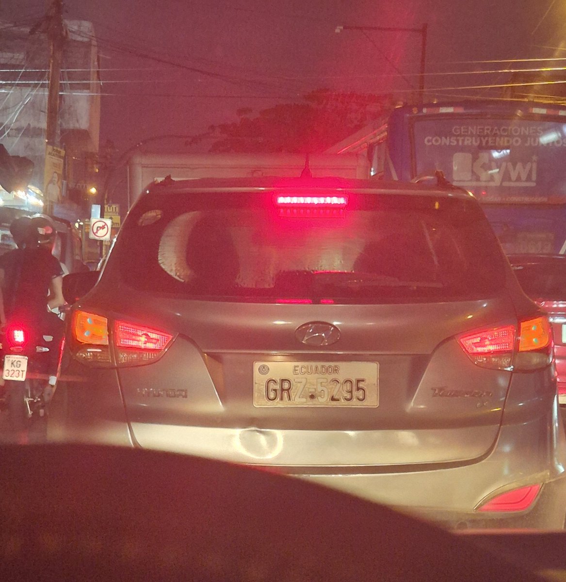 Nadie controla nada... en el sur de Guayaquil esto es de todos los dias, cualquier carro, de todos los colores de todos los sabores.. hasta cuando? <a href="/aquilesalvarez/">Aquiles Alvarez Henriques</a> <a href="/ATM_Transito/">ATM TRÁNSITO</a> <a href="/ecuavisa/">Ecuavisa</a> <a href="/eluniversocom/">El Universo</a> <a href="/EmergenciasEc/">Emergencias Ec</a>