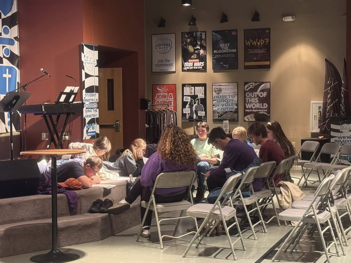 cameronlcrow's tweet photo. I love Mondays @ @FBCFStuMin 
I get a front row seat to watch students prepare to lead worship, craft messages from God’s Word, prepare to train their friends to share the gospel, and pray with fire for the lost in our community.
“Student ministry is students doing the ministry.” https://t.co/MPcT2Cv8NQ