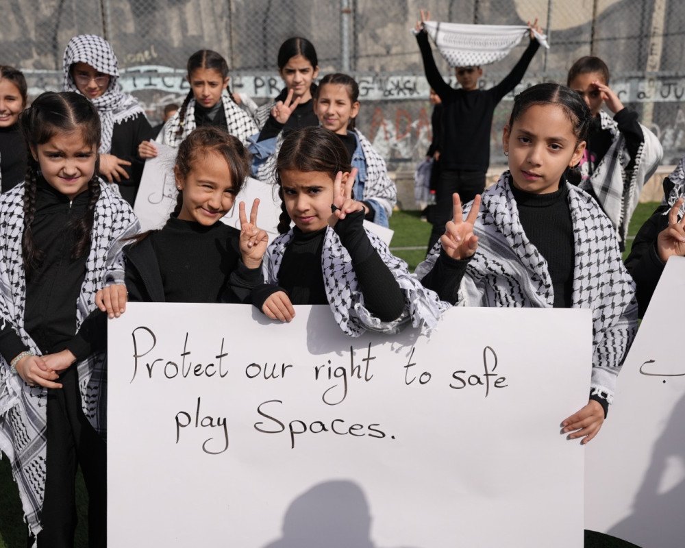أطفال #مخيم_عايدة يوجّهون رسالة للعالم رفضًا لهدم ملعبهم مؤكدين تمسّكهم بحقهم في اللعب والتعليم والنمو السليم في بيئة آمنة ويطالبون المجتمع الدولي بحماية حقوقهم وفضح التجاوزات