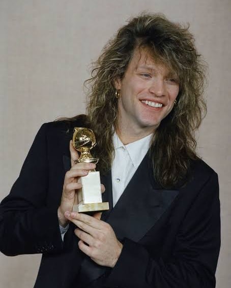 On this day, January 19, 1991, Jon Bon Jovi won the Golden Globe Award for Best Original Song for “Blaze Of Glory,” the soundtrack to the movie “Young Guns II.” 📀🏆