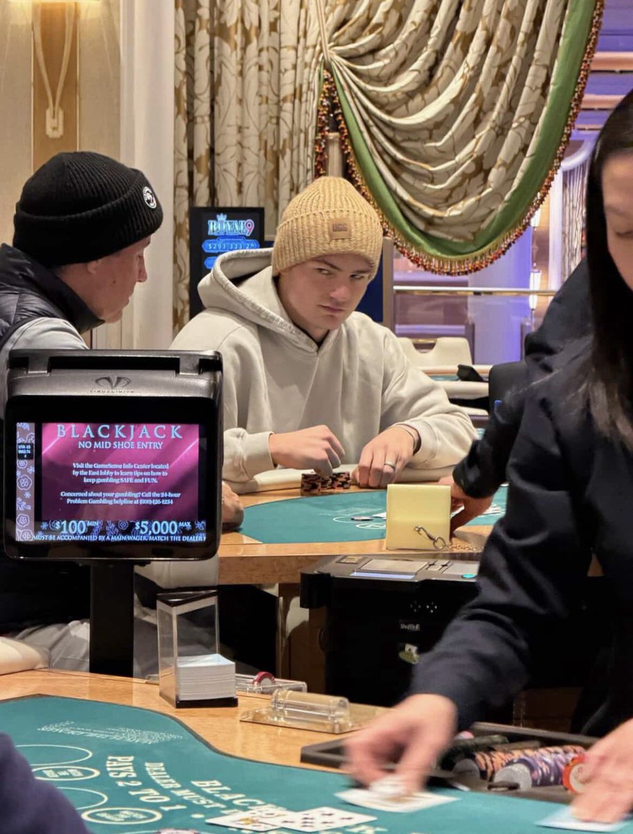 drakemayeloverr's tweet image. Drake Maye hitting the blackjack tables with his brothers after winning a playoff game is realest thing I’ve seen in a minute