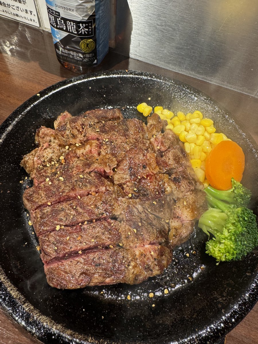 naoroad's tweet image. 昨夜ポストするのを忘れていました😅

昨日は仕事が終わった後の帰りに、chocoZAPで筋トレ💪

その後、夕食はいきなりステーキで、
ワイルドステーキ300g😋