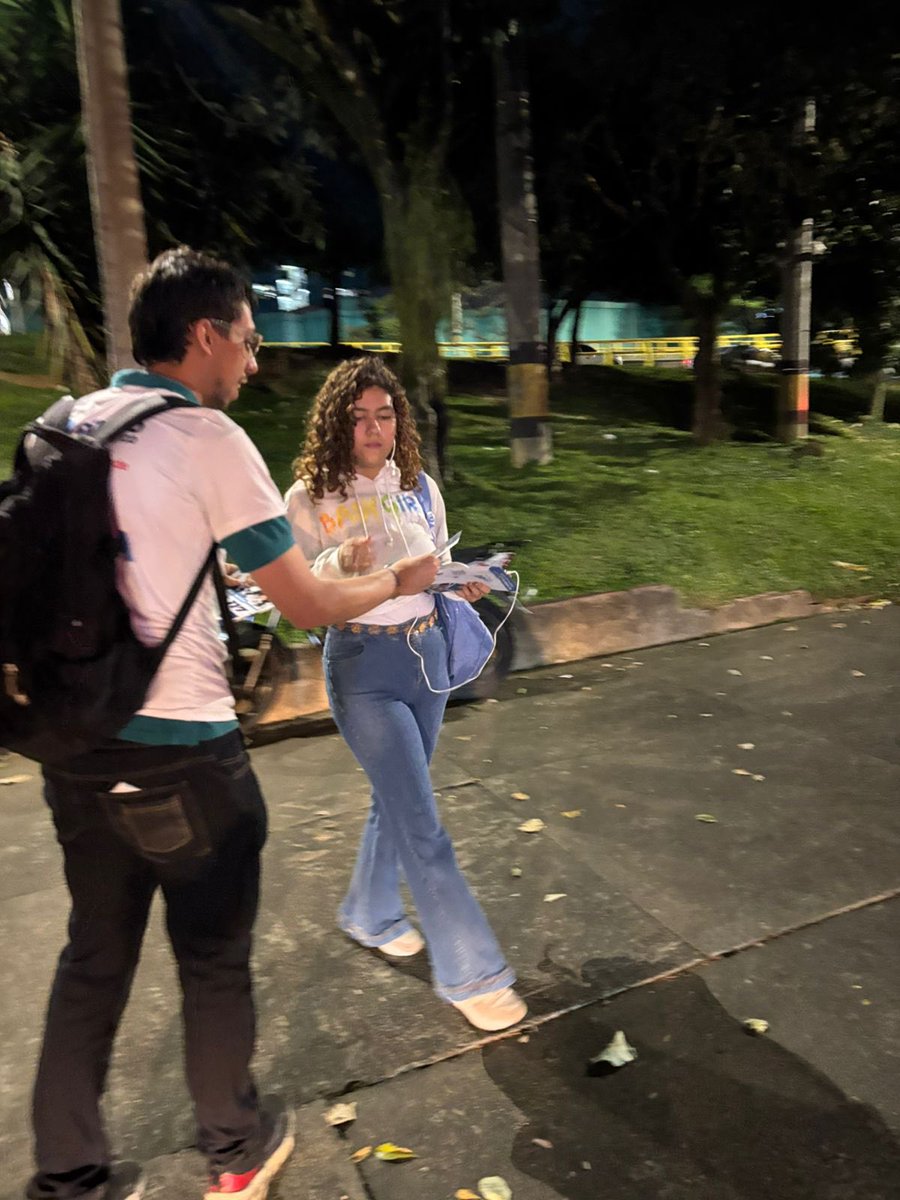 amoramartinez1's tweet photo. En cada mercado y en cada calle sentimos el cariño y la fuerza de las comunidades💚.
Escuchar sus voces nos impulsa a seguir recorriendo Antioquia con compromiso y esperanza.
Vamos por una Colombia segura y en armonía con la naturaleza🍃.
#CD117🗳️ https://t.co/vQDGanXPbT