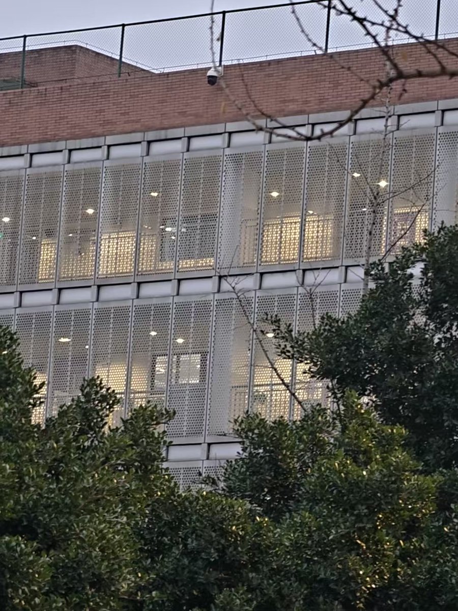 你们猜猜这栋建筑是什么场所？Can you guess what this building is?