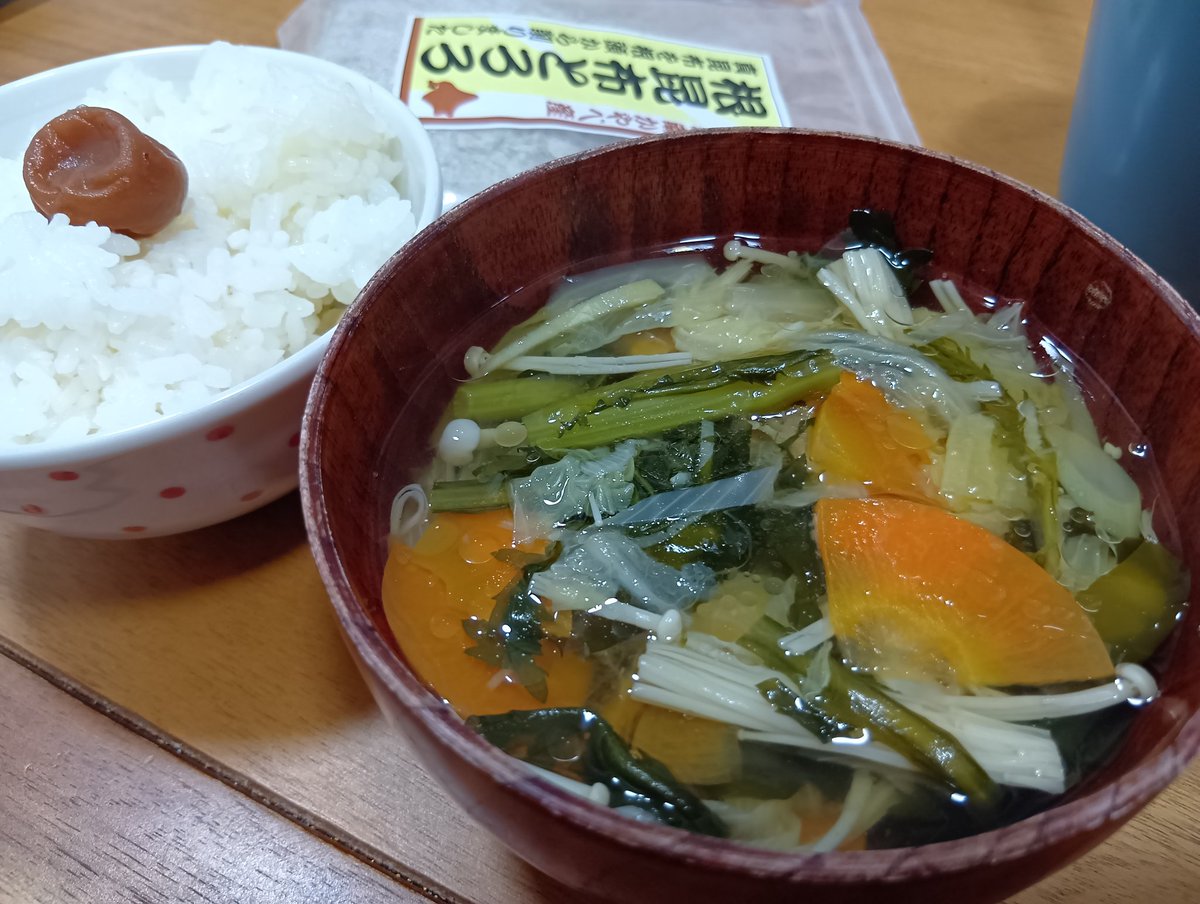 rinenasa44's tweet photo. 重ね煮の野菜スープ
大寒で寒い朝も、暖まって身体が起きる♪午後から講座受けてきまーす♪
口パクパク唾液出して、身体に間合いとゆらぎ作ってきます。 https://t.co/m9btCtO05P