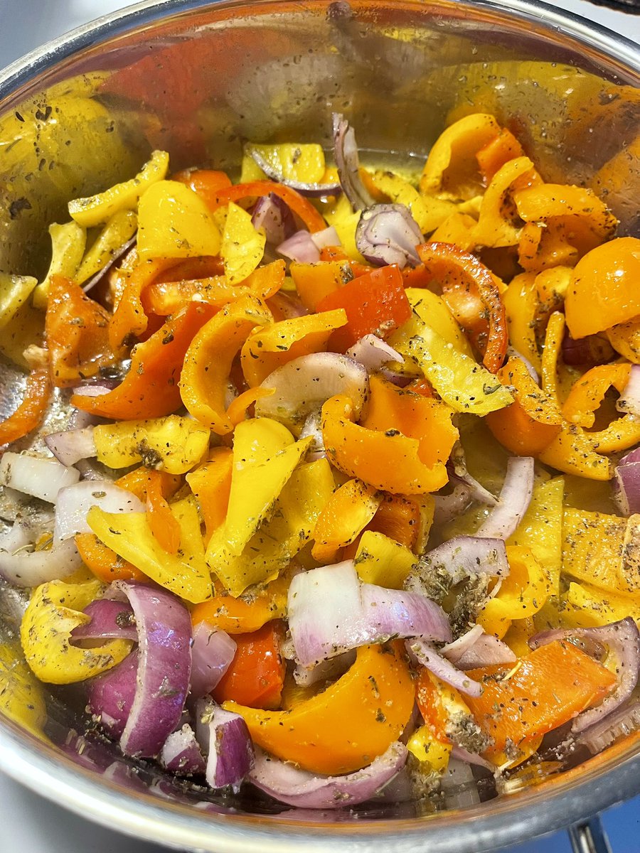AllahMagnetic's tweet image. Another Quick &amp;amp; Nutrient Dense Meal Your Body Will LOVE You for Making! Bell Peppers, King Trumpet Oyster Mushrooms, Red Onions &amp;amp; Spinach sautéed in Grapeseed Oil w/ Love!

All #Organic! All #Vegan!! Who Said Eating Healthy Has To Be Boring?#HowToEatToLive Because #HealthIsWealth