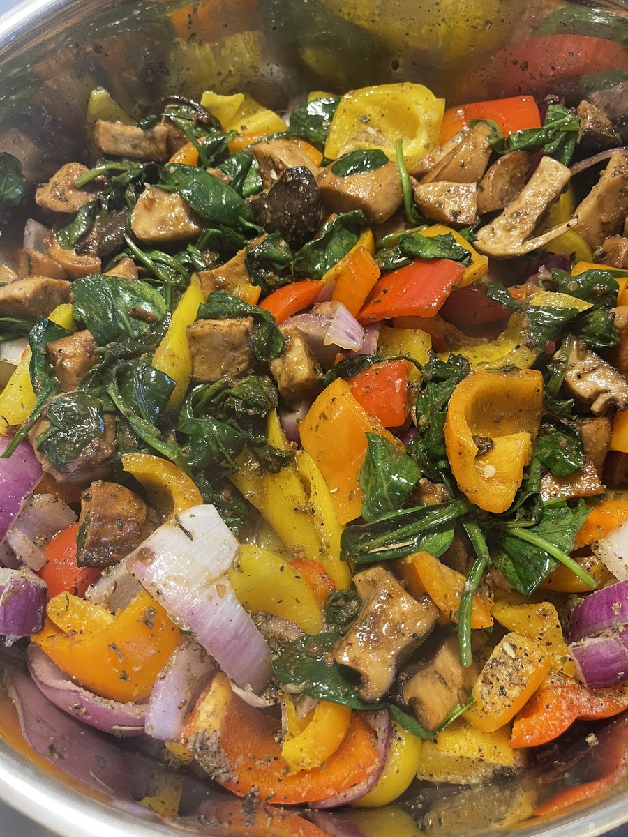 AllahMagnetic's tweet image. Another Quick &amp;amp; Nutrient Dense Meal Your Body Will LOVE You for Making! Bell Peppers, King Trumpet Oyster Mushrooms, Red Onions &amp;amp; Spinach sautéed in Grapeseed Oil w/ Love!

All #Organic! All #Vegan!! Who Said Eating Healthy Has To Be Boring?#HowToEatToLive Because #HealthIsWealth