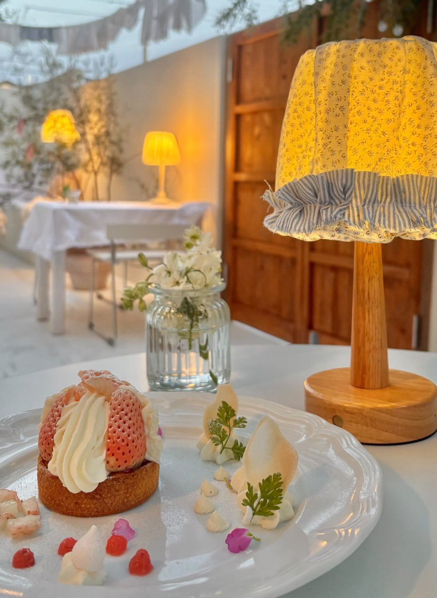 儚げな花びらのケーキ、白いちごのタルト、メレンゲのお菓子パブロバ