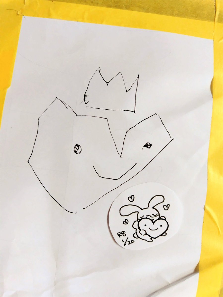 ✨️♥👑✨️

ハートちゃん。
５歳氏曰く「ぼくのオリジナルキャラクター」。我が家のいたるところに出現します♥

これはガムテープ・マスキングテープ類入れの収納のフタ。大切なものだから、かわいくデコったんだね😍

収納をデコると気分がアガる…！学びがあるなあ！
おはようございます☀