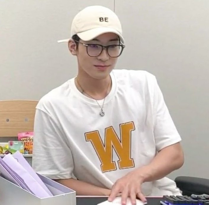 jjonnonuu's tweet image. Keknya pernah ada fase member mikir :

"Kok wangi parfum mereka sama ya.."
"Perasaan sering liat kalian pake baju ini?"
"Bukannya ini dipake sama dia ya kemaren?" 
"Buy 1 get 1?"
"Kok banyak baju dia di lemari lo?"
"Kalian gak tukeran celanadalem juga kan?"

Dan semuanya terjawab…