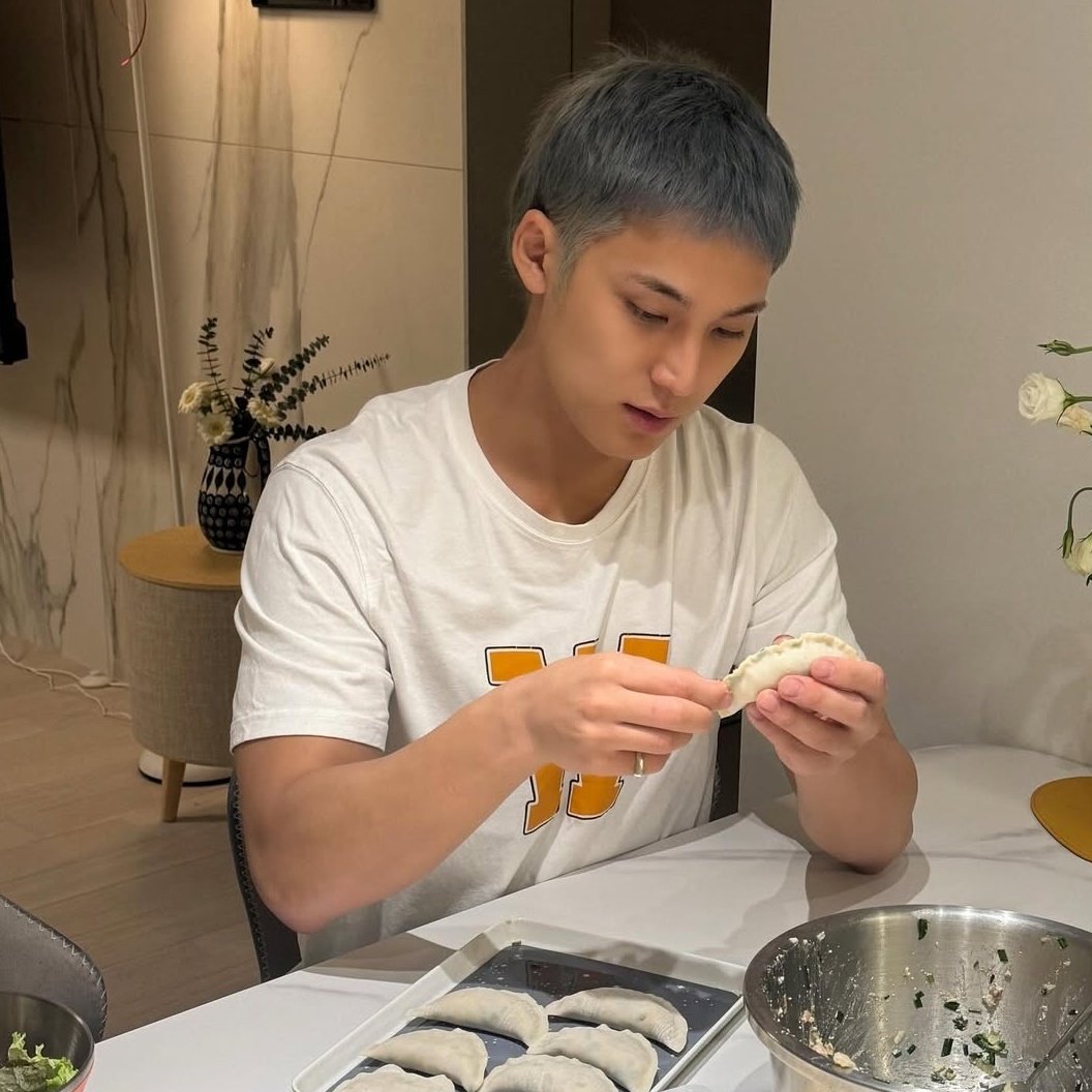 jjonnonuu's tweet image. Keknya pernah ada fase member mikir :

"Kok wangi parfum mereka sama ya.."
"Perasaan sering liat kalian pake baju ini?"
"Bukannya ini dipake sama dia ya kemaren?" 
"Buy 1 get 1?"
"Kok banyak baju dia di lemari lo?"
"Kalian gak tukeran celanadalem juga kan?"

Dan semuanya terjawab…