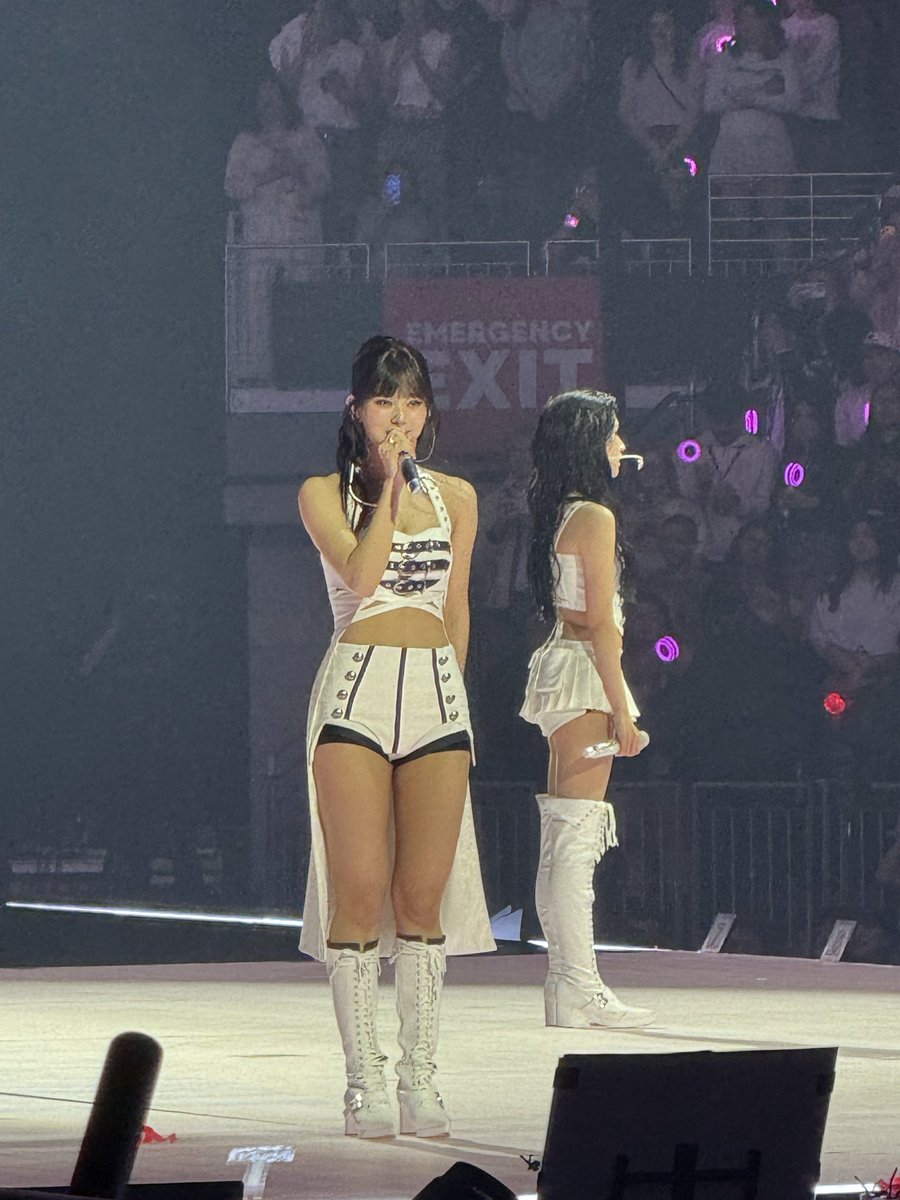 zefuwu's tweet photo. Twice concert was so lit 💓 https://t.co/orYR482Py5