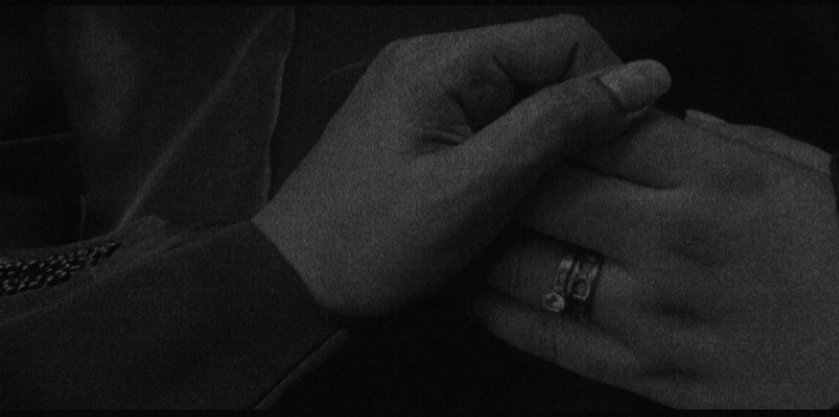 "لا يليقُ بنا
سوى أن نكونُ معًا
هذهِ البهجة قائِمة على تواجدنا برفقةِ بعضنا البعض
أدعوا الله
ألا يريني يومًا تغيبُ فيه شمسْك عن حياتي ❤️‍🩹.