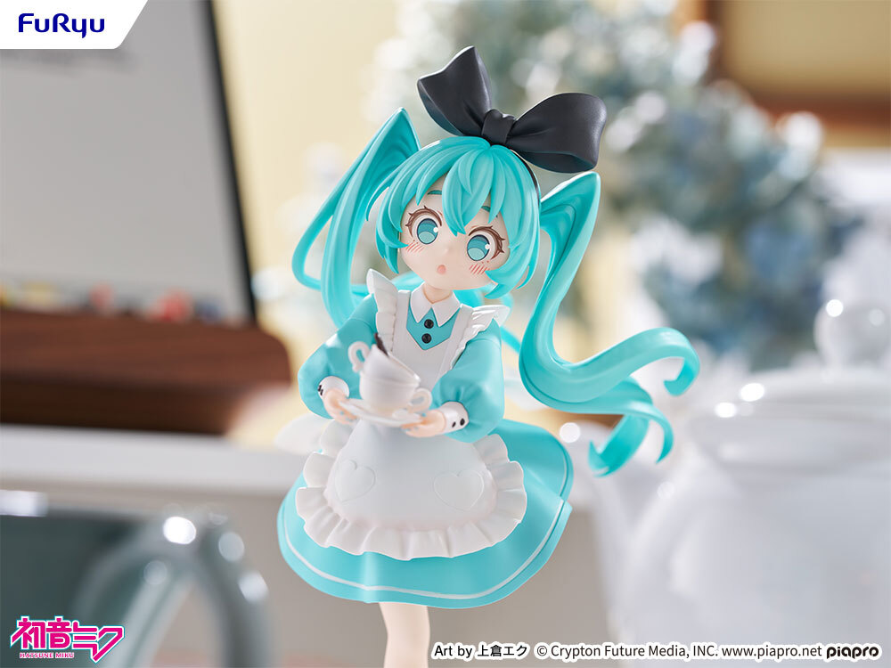 furyu_hm's tweet image. ＼ 🔔 新商品情報 🔔 ／

 ☕ 初音ミク 不思議の国ver.｜2,970円で登場！ 🎂✨

お求めやすい価格帯のデスクを可愛く彩る新シリーズ 
 🧚‍♀️デスクトップフェアリー ✨ 新作です！

∙˚┈┈┈┈┈┈┈┈┈┈┈┈˚∙ 
📅 予約締切：2026年2月24日(火)
▶️ ご予約はこちら
👉 furyu-hm.com/products/tnl-z……