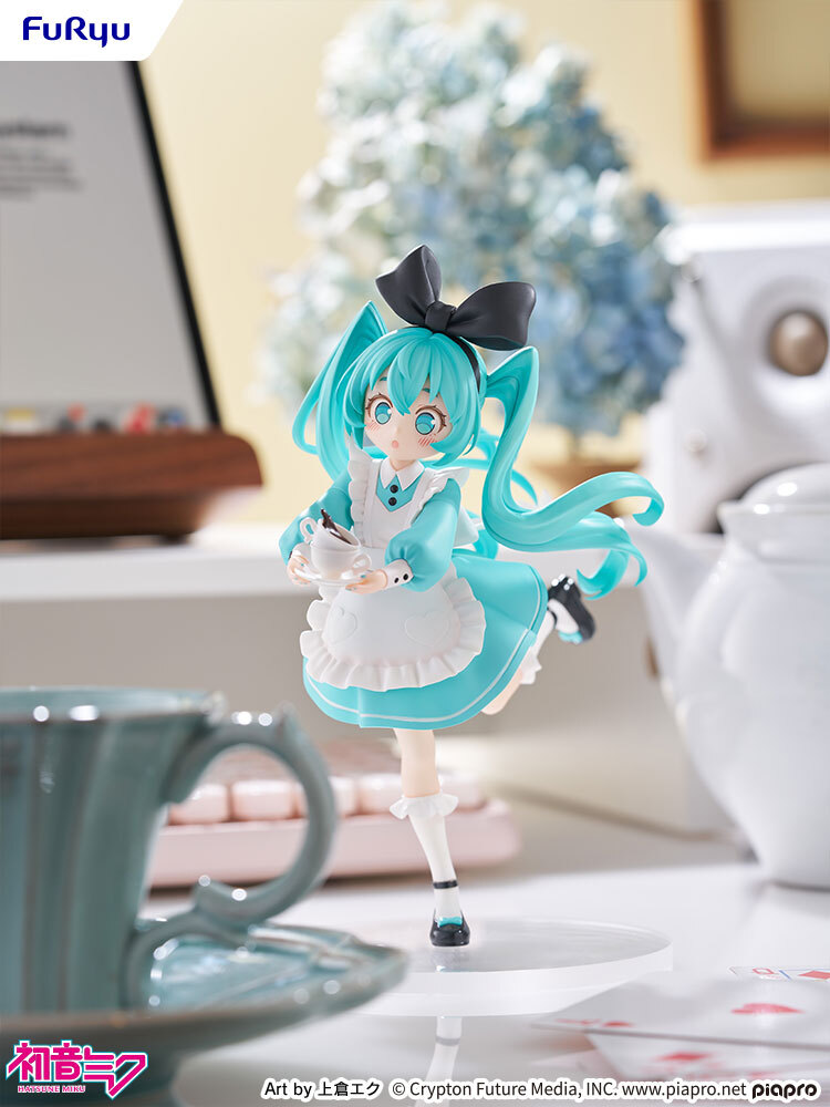 furyu_hm's tweet image. ＼ 🔔 新商品情報 🔔 ／

 ☕ 初音ミク 不思議の国ver.｜2,970円で登場！ 🎂✨

お求めやすい価格帯のデスクを可愛く彩る新シリーズ 
 🧚‍♀️デスクトップフェアリー ✨ 新作です！

∙˚┈┈┈┈┈┈┈┈┈┈┈┈˚∙ 
📅 予約締切：2026年2月24日(火)
▶️ ご予約はこちら
👉 furyu-hm.com/products/tnl-z……