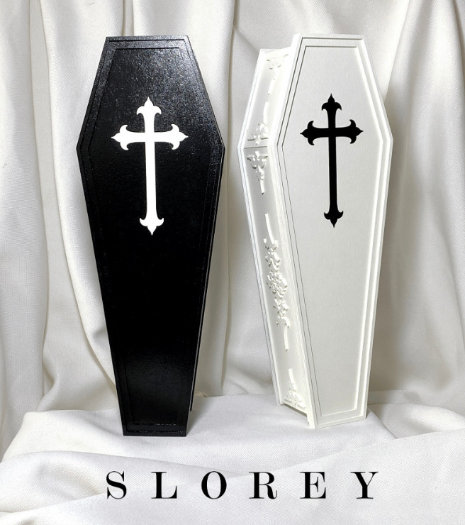 DOLKSTATION's tweet photo. 【入荷情報】
DOLK SELECTより、40cm/60cmドール用ケース『ゴシックコフィン』のご紹介です！
➡️https://t.co/kng0PwdItW

天窓から覗く寝顔を、厳かに演出する特別な調度品。
側面にあしらわれた繊細な装飾と、蓋に刻まれた十字架の意匠が物語の深淵へと誘います。
2色にてご用意いたしました。 https://t.co/YYyLn1jVzt