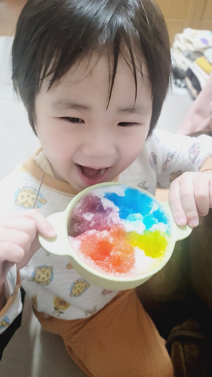 おはようございます。昨日と打って変わってめちゃめちゃ寒い朝です。風が強すぎて駅のホームで足元すくわれそうになりました。相変わらずの通院です。
孫のゆいちゃんがこんなに大きくなりました。寒いのにかき氷食べたいってシロップもいろいろかけて食べてました。

笑顔の1日を🍀Happy day💗