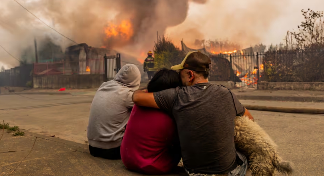 Esta foto de una familia junto a su perrito, mirando  como se quema  su hogar  , me deja sin palabras. 
Que pena más grande.😢