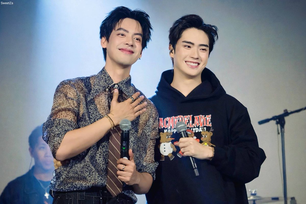 "ต้องการกำลังใจเมื่อไหร่ก็แวะมา 
เราไม่ใช่711 แต่เป็นกำลังใจให้เธอได้เสมอ"
my cute boy 💛💙

#TEeThanapon
#TaeDarvid
#GardenBackConcert